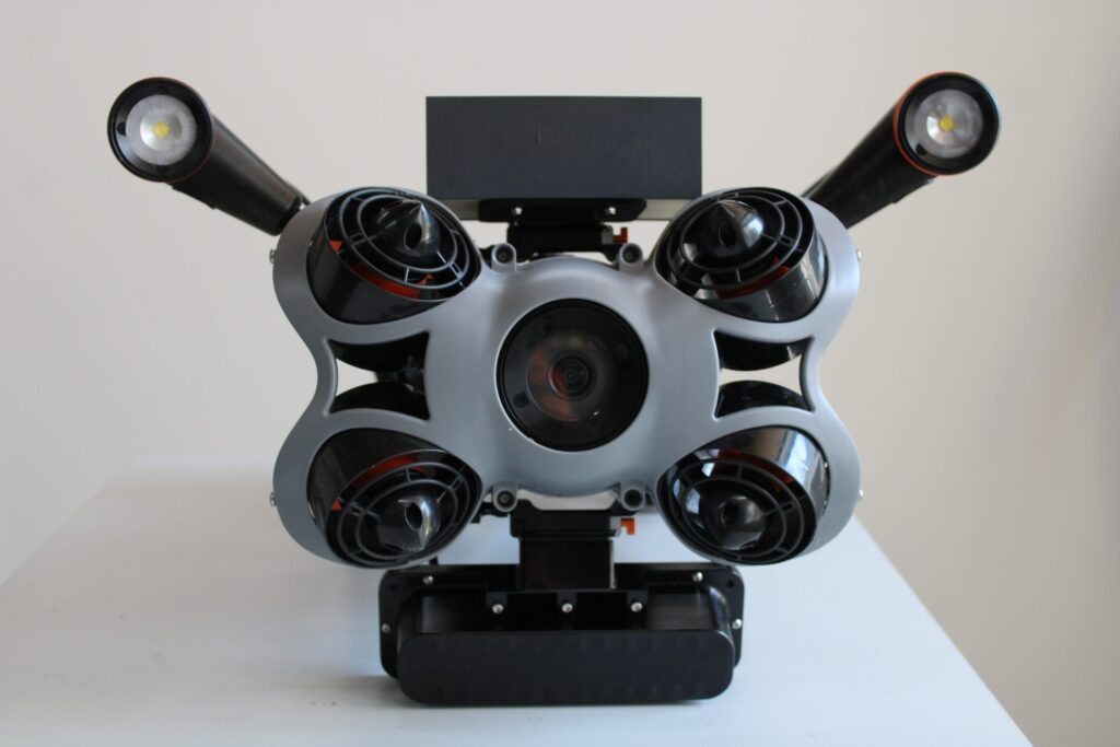 450FS side scanning sonar system with dual transducers mounted for underwater imaging